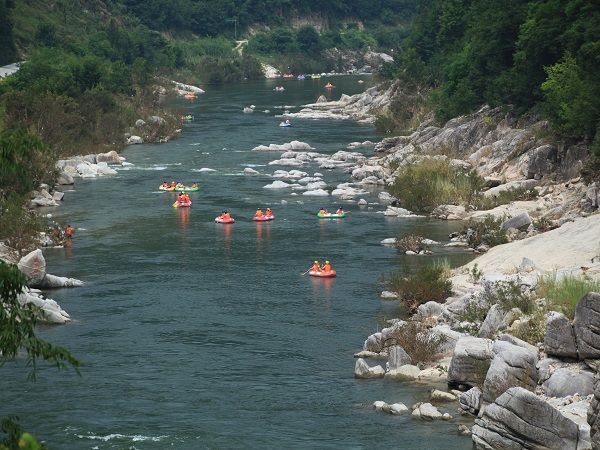 筒车湾景区位于秦岭南坡腹地,汶水河中游,宁陕县筒车湾镇,距宁陕县城