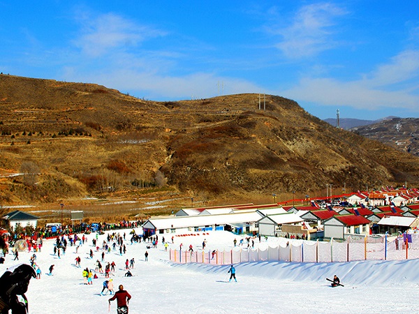 宁夏六盘山滑雪场