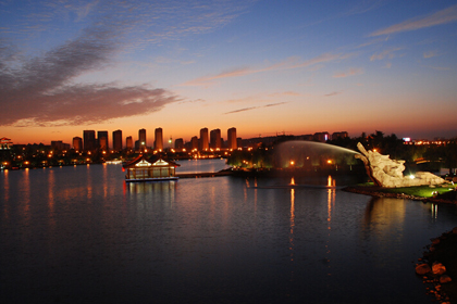 遊園結束出來乘坐遊船南湖泛舟(含票),遊覽曲江池遺址公園南湖夜景無 