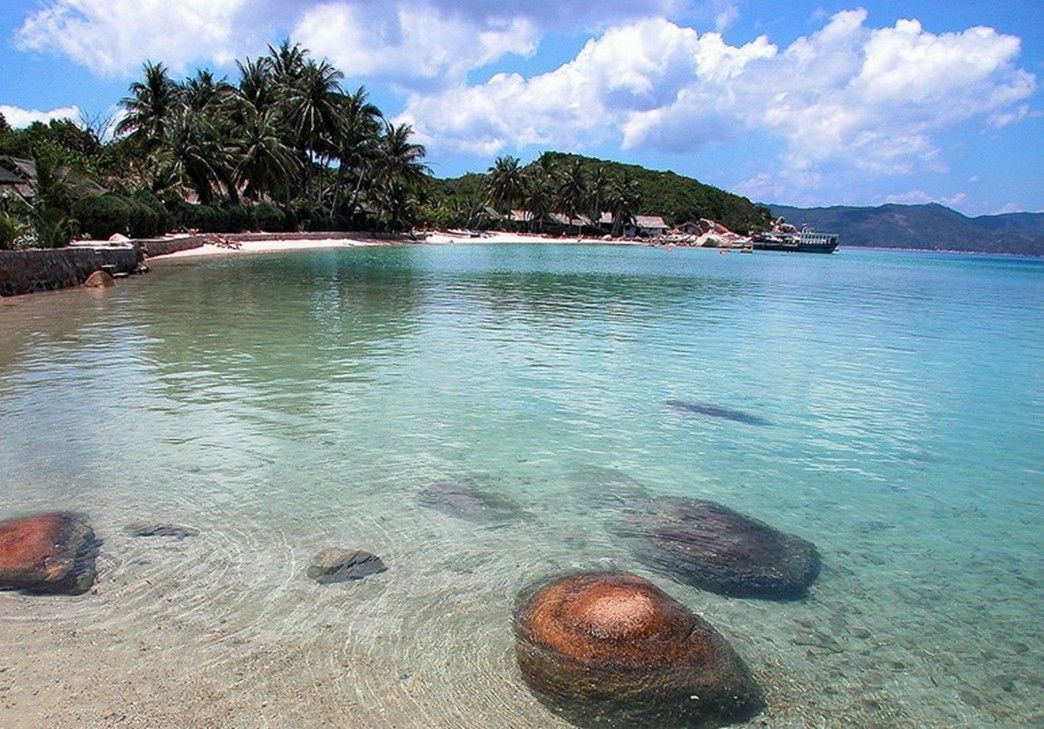 或享受海滩乐趣,或领略岘港周遍风光,或自费参观其他旅游项目(见附表)